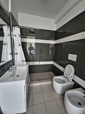 Apartment, 1 Bedroom, Smoking, Balcony | Bathroom