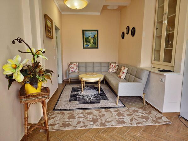Apartment, 1 Bedroom, Smoking, Balcony | Living room