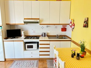 Refrigerador, microondas, parrilla de estufa y utensilios de cocina 