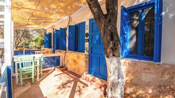 Premium bedding, minibar, free WiFi, bed sheets