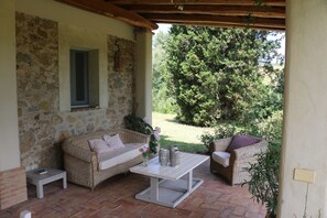 Terrace/patio - Beautiful country house in the green heart of Umbria, large pool. (Umbria)