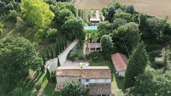 Exterior - Beautiful country house in the green heart of Umbria, large pool. (Umbria)