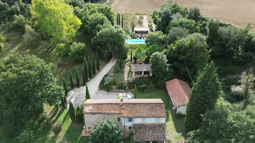 Beautiful country house in the green heart of Umbria, large pool.