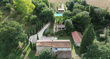 Beautiful country house in the green heart of Umbria, large pool.