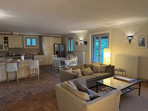 Smart TV, fireplace, DVD player, books - Beautiful country house in the green heart of Umbria, large pool. (Umbria)