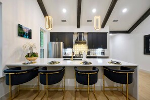 Fridge, microwave, oven, stovetop - Pickleball, Pool, Splash Fountain ,Clubhouse , Walking Trails , Basketball (Broken Bow)