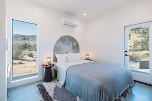 2 bedrooms, iron/ironing board, travel cot, WiFi - Desert Bloom · New Modern Home, Hot Tub, Soak Pool (Joshua Tree)