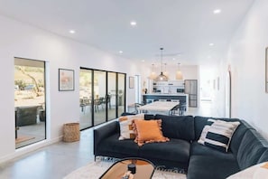 TV, offices - Desert Bloom · New Modern Home, Hot Tub, Soak Pool (Joshua Tree)