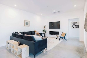 TV, offices - Desert Bloom · New Modern Home, Hot Tub, Soak Pool (Joshua Tree)