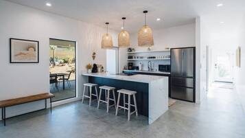 Réfrigérateur, four à micro-ondes, un four, surface de cuisson