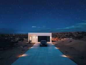 Exterior - Desert Bloom · New Modern Home, Hot Tub, Soak Pool (Joshua Tree)