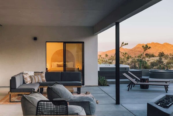 Terrace/patio - Desert Bloom · New Modern Home, Hot Tub, Soak Pool (Joshua Tree)
