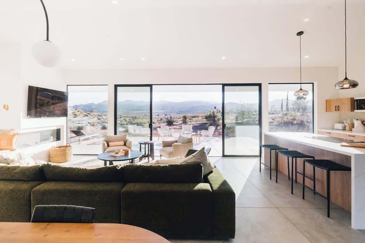 Una televisión, una chimenea, una oficina