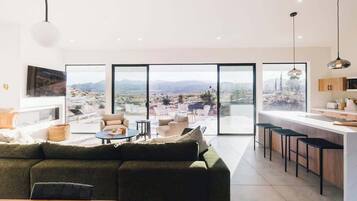 Una televisión, una chimenea, una oficina