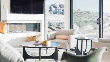 Televisio, takka, työhuone