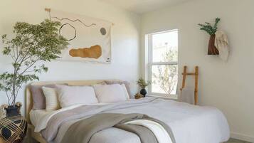 2 habitaciones, escritorio y tabla de planchar con plancha