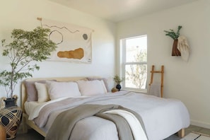 2 habitaciones, escritorio y tabla de planchar con plancha