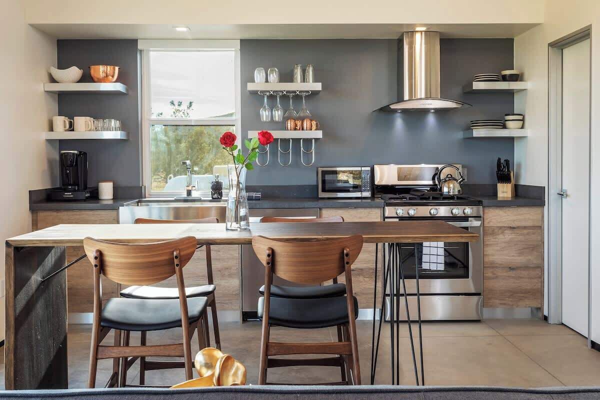 Frigorifero, microonde, forno, piano cottura