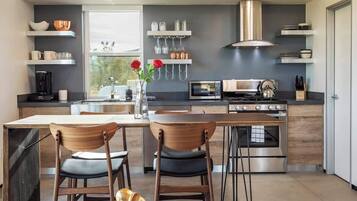 Een koelkast, een magnetron, een oven, een kookplaat