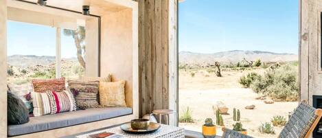 Télévision, cheminée, espaces bureaux