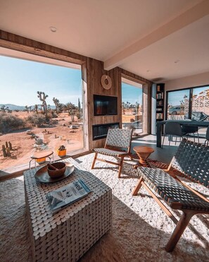 Een televisie, een open haard en een kantoor