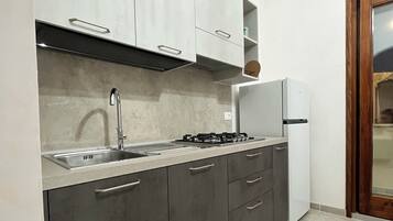 Frigorifero, piano cottura, pentole/stoviglie/utensili