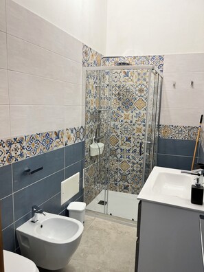 Ducha, secador de pelo, bidé y toallas