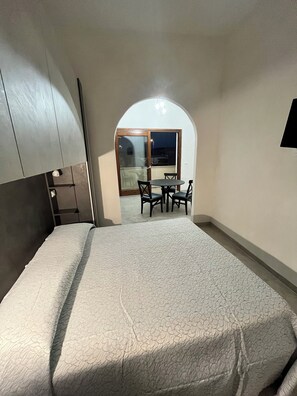 1 habitación, tabla de planchar con plancha, wifi gratis y ropa de cama 