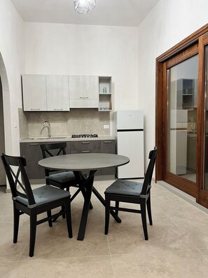 Refrigerador, parrilla de estufa y utensilios de cocina 