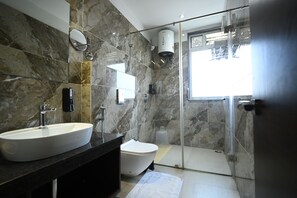 Standard Suite, 1 Katil Raja (King), Smoking, Annex Building | Bilik Mandi | Pancuran mandi, pengering rambut, jubah mandi, selipar 