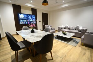 Standard Suite, 1 King Bed, Smoking, Annex Building | Living area