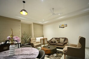 Standard Suite, 1 King Bed, Smoking, Annex Building | Bathroom