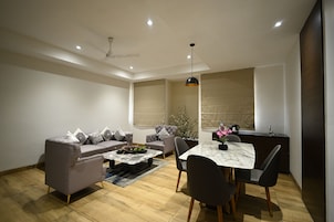 Suite Standard, 1 letto king, fumatori, edificio separato | Area soggiorno