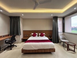 Caja de seguridad en la habitación y tabla de planchar con plancha 