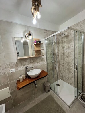 Doccia, asciugacapelli, bidet, asciugamani