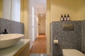 Shower, hair dryer, towels - Le Marais Moderne (Paris)