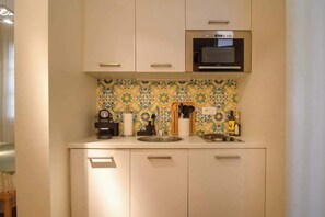 Fridge, microwave, oven, stovetop - Le Marais Moderne (Paris)