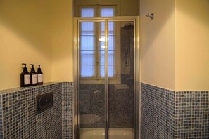 Shower, hair dryer, towels - Le Marais Moderne (Paris)