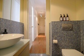 Dusj, hårføner og håndklær