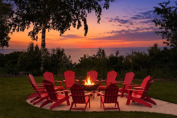 Enjoy our fire pit overlooking Lake Michigan. You can hear the seagulls and waves crashing while feeling the warmth of the fire. It's an incredible experience.