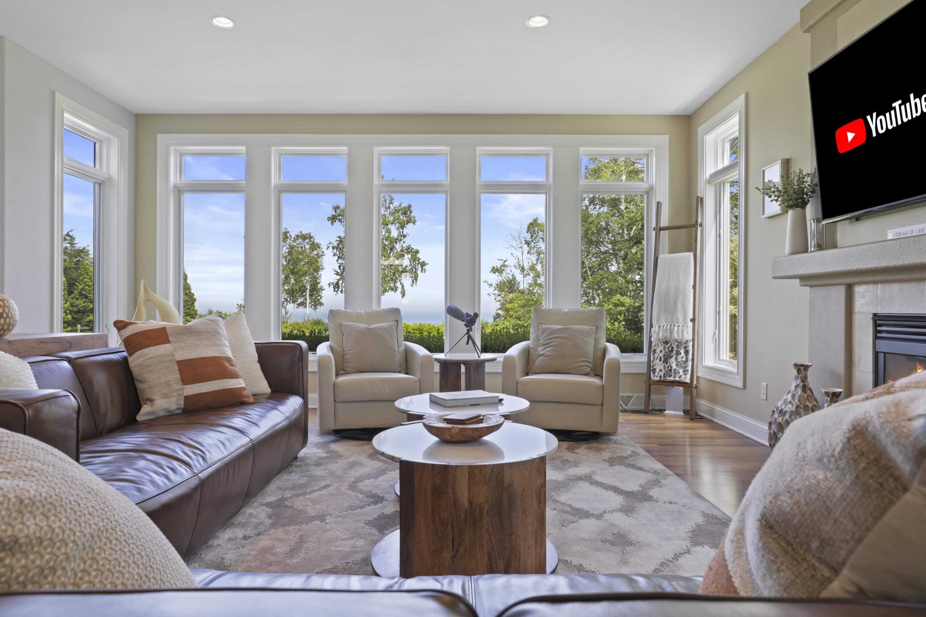 Televisión, chimenea, futbolito y oficina 