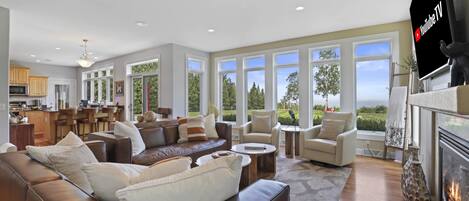 Télévision, cheminée, baby-foot, livres