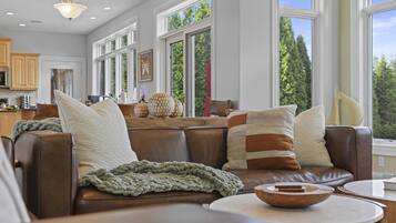 Fernseher, Kamin, Tischfußball, Arbeitsbereiche