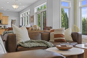 Télévision, cheminée, baby-foot, espaces bureaux