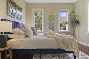 5 Schlafzimmer, Schreibtisch, Bügeleisen/Bügelbrett, Reisekinderbett