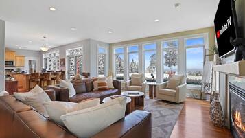 TV, lareira, pebolim, livros