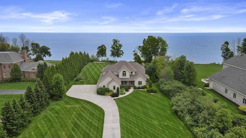 Lake Michigan Beachfront - King Suite - Game Room