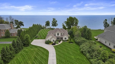 Lake Michigan Beachfront - King Suite - Game Room