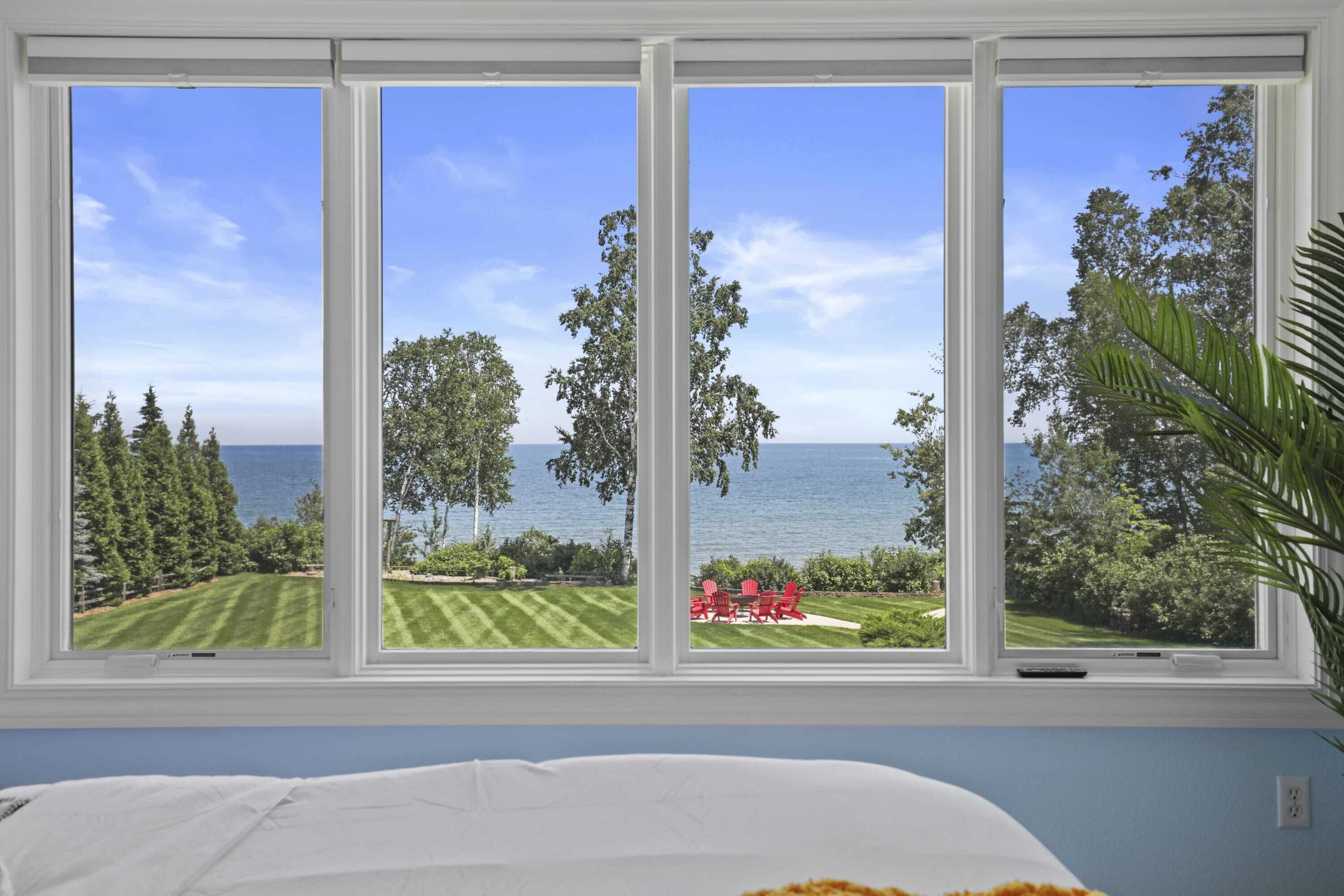 5 makuuhuonetta, työpöytä, silitysrauta/-lauta, vauvan matkasänky