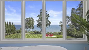 5 quartos, escrivaninha, ferros/tábuas de passar roupa, berço de viagem